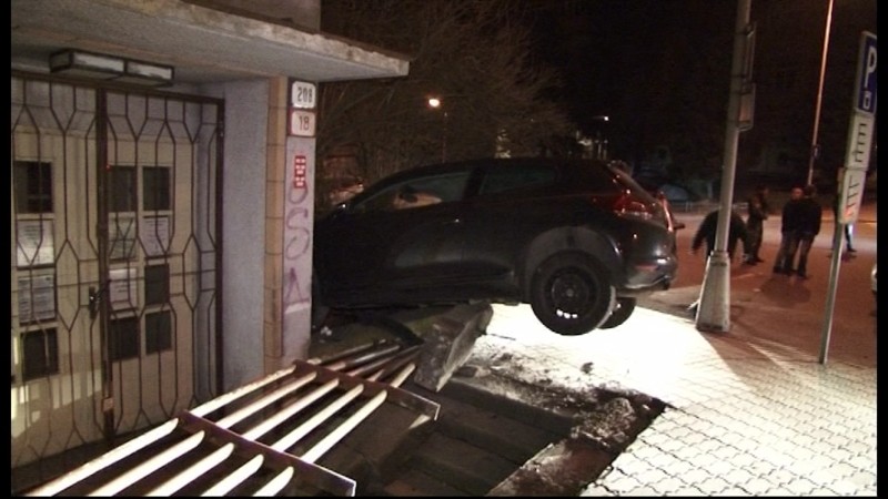 opití študenti, knižnica, Banská Bystrica